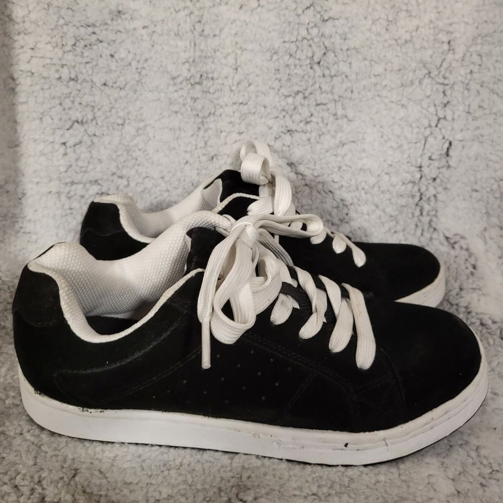 Mossimo size 7 Sneakers brand new